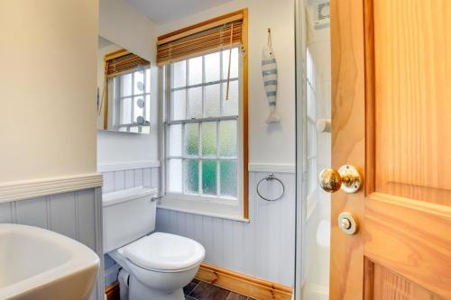 ein Bad mit einem WC, einem Fenster und einem Waschbecken in der Unterkunft 3 Bed in Gorran Haven oc-p00812 in Gorran Haven
