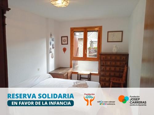 una camera da letto con un letto e una finestra di Apartamentos Biescas 3000 a Biescas