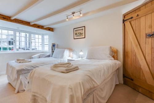 En eller flere senge i et værelse på 3 Bed in Fowey oc-litin
