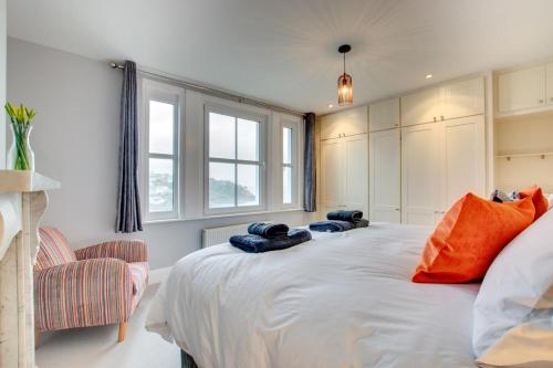 En eller flere senge i et værelse på 1 Bed in Fowey oc-p00802