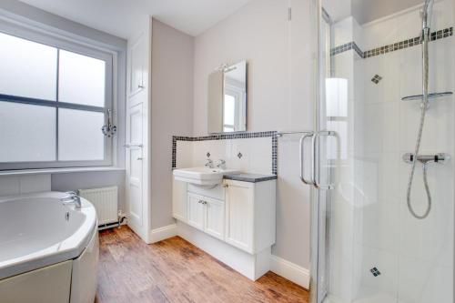 Et badeværelse på 1 Bed in Fowey oc-p00802