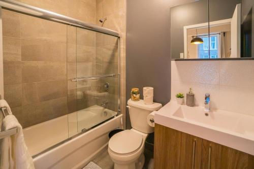 un bagno con wc, doccia e lavandino di Buchanan 401 - Midtown Condo Luxe and gym a Montréal