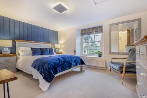 een slaapkamer met een bed, een stoel en een raam bij 2 Bed in Fowey oc-r30265 in Fowey