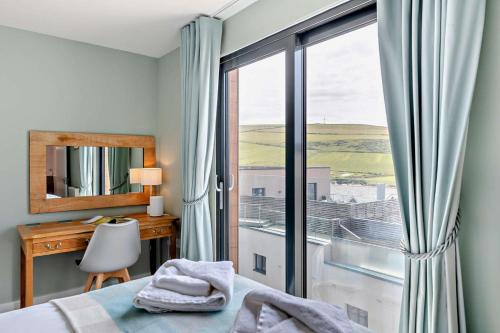 een slaapkamer met een bed en een raam met uitzicht bij 2 Bed in Woolacombe oc-c27395 in Woolacombe