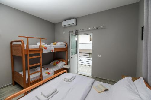 a room with two bunk beds and a window at N'Baz Apartment - Pedonale, Shkodër in Shkodër