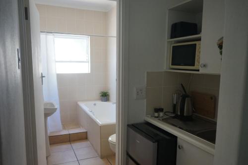 Et badeværelse på Peak Village Lodge