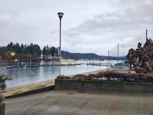 une vue d'un plan d'eau avec un lampadaire dans l'établissement Casa Cicognola Between River and Lake Magic, à Castelletto sopra Ticino