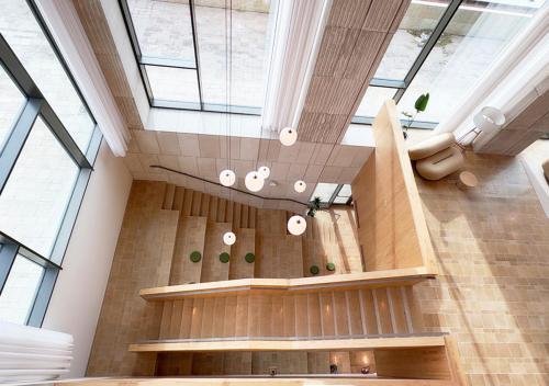 een grote ruimte met dakramen in een gebouw bij aparto Diagonal Suites in Esplugues de Llobregat