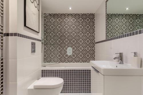 Et badeværelse på 2 Bed in Fowey oc-p00715