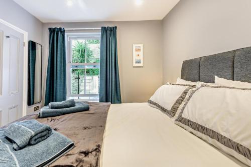 En eller flere senge i et værelse på 3 Bed in Fowey oc-p29280