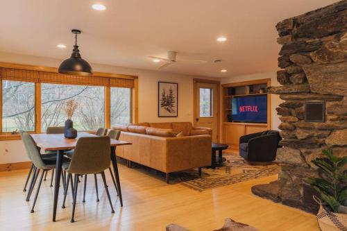 Et tv og/eller underholdning på Broad Brook Cabin between Woodstock & Killington