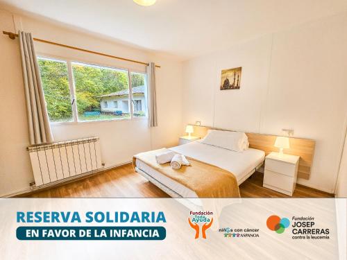 Un dormitorio con una cama y una ventana en Complejo Bubal Formigal 3000, en Búbal