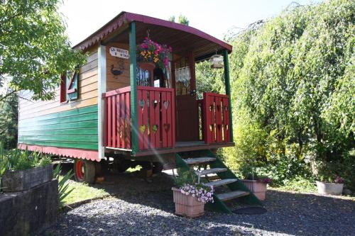 een klein huisje op de achterkant van een vrachtwagen bij La Roulotte d'Arthur in Sercoeur
