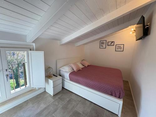 Assisi Panorama Luxe في أسيسي: غرفة نوم بها سرير ونافذة