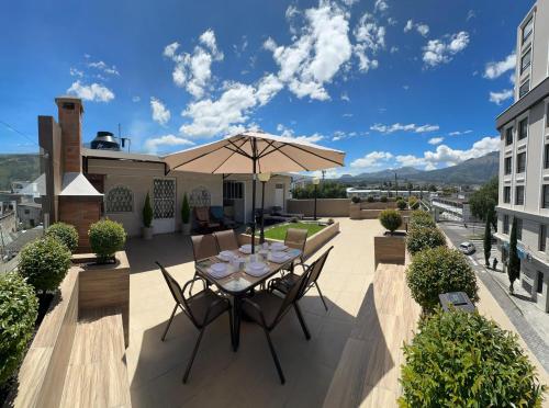taras ze stołem i parasolem w obiekcie Millers Townhouse w mieście Ibarra