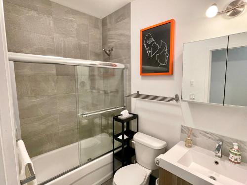 Et badeværelse på Buchanan 312 - Midtown Condo Luxe and gym