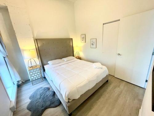 En eller flere senge i et værelse på Buchanan 312 - Midtown Condo Luxe and gym