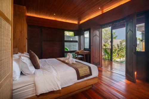een slaapkamer met een groot bed in een kamer bij Villa Taru Jagat in Saba