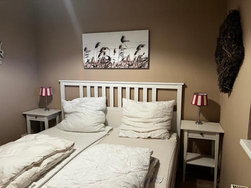 - deux lits jumeaux dans une chambre avec deux lampes dans l'établissement Mühlenblick, à Brunshaupten