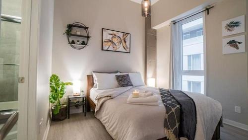 En eller flere senge i et værelse på Buchanan 304 - Midtown Luxe Condo and gym