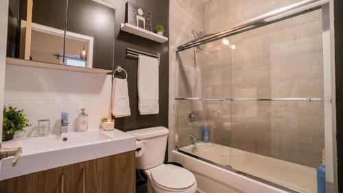 Et badeværelse på Buchanan 304 - Midtown Luxe Condo and gym