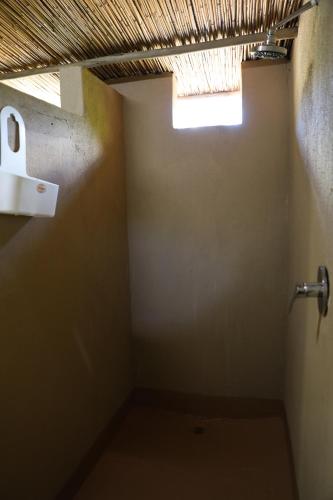 MassanoEast Coast Camping的浴室设有卫生间和窗户。