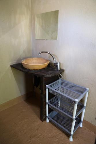 MassanoEast Coast Camping的浴室洗手池，桌子上放着一个木碗。