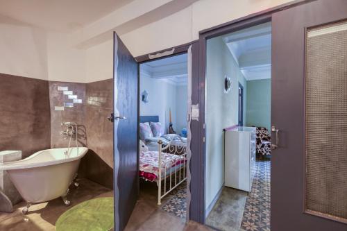 een badkamer met een bad en een bad op pootjes bij DREAM COLOR in Alignan-du-Vent