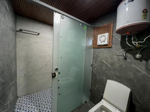 een badkamer met een toilet en een douchecabine bij YOLO Outdoors - Riverside Luxury Domes, Jispa in Jispa