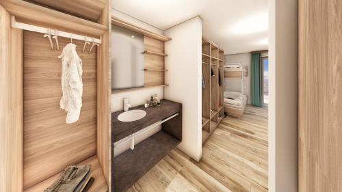 un bagno con lavandino e specchio di Hostel Maria Alm a Maria Alm am Steinernen Meer