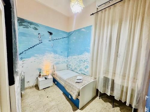 ローマにあるSina Rent Roomの壁画のあるベッドルーム