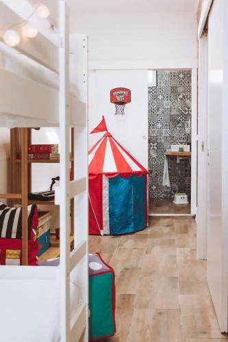 a room with a tent and a basketball hoop at Chão do Ribeirinho Country House in Atalaia