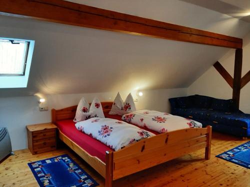 une chambre avec deux lits dans une pièce dans l'établissement Gasthof rotes Roß, 