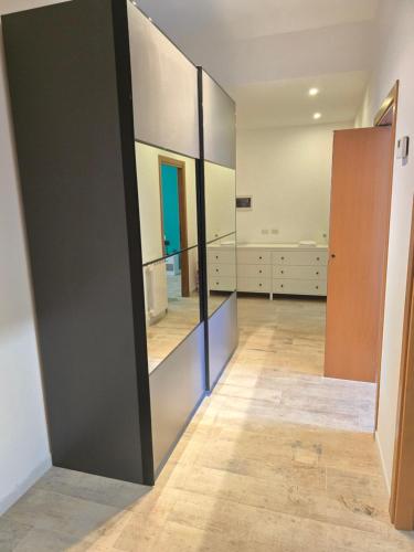 een grote spiegel in een kamer met een gang bij Roma By Sea in Lido di Ostia