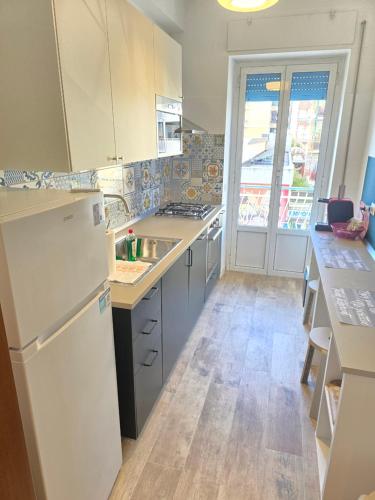 een keuken met een spoelbak en een aanrechtblad bij Roma By Sea in Lido di Ostia