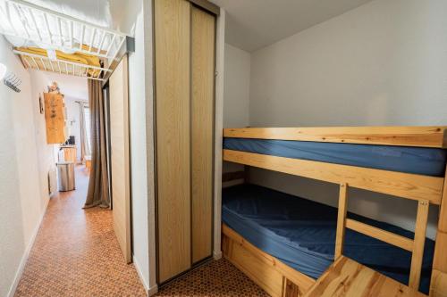 een slaapkamer met 2 stapelbedden en een hal bij Studio Cabine Ax Les 3 Domaines in Ax-les-Thermes