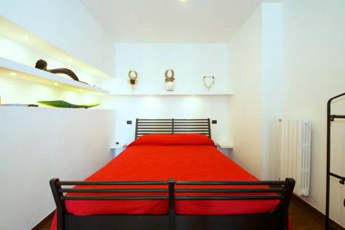 1 dormitorio con 1 cama roja en una habitación en Casa Tridente, en Bari