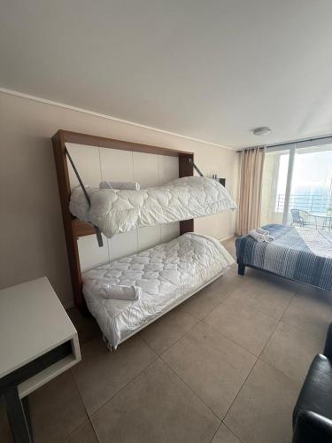 a bedroom with two bunk beds in a room at Beautiful loft with ocean views in Reñaca in Viña del Mar