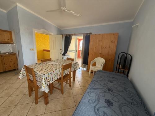 a kitchen and dining room with a table and chairs at A casa do Amor in Vila do Maio