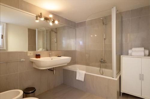 Bright and Spacious Arno View Apartment