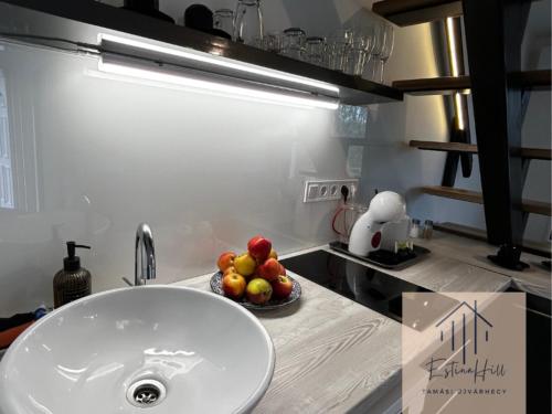 een aanrecht met een wastafel en een fruitschaal bij Estina Hill in Tamási