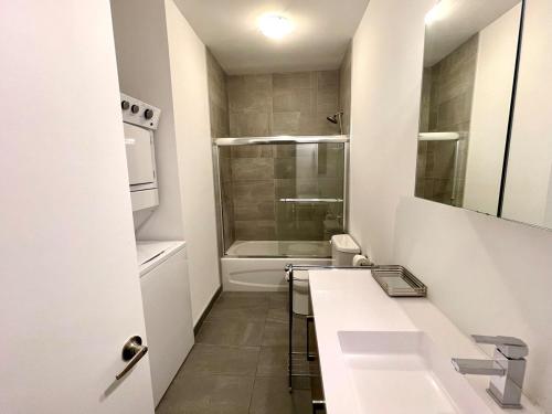 Et badeværelse på Buchanan 305 - Luxe Loft and Gym