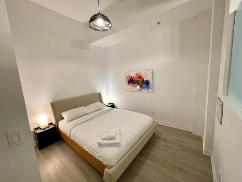 En eller flere senge i et værelse på Buchanan 305 - Luxe Loft and Gym