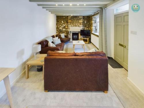 een woonkamer met een bank en een tafel bij Sea Salt - Beer, East Devon in Beer