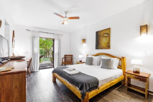 a bedroom with a bed and a desk and a tv at Controvento Boutique Hotel - Yoga Kitesurf in Cumbuco