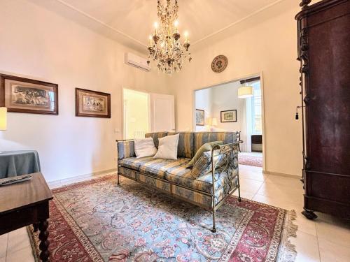 Ein Sitzbereich in der Unterkunft Luxury Home Massa - Free Parking - City center