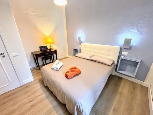 ein Schlafzimmer mit einem Bett mit einem orangefarbenen Bademantel. in der Unterkunft Luxury Home Massa - Free Parking - City center in Massa