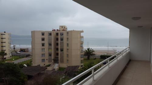 balcón con vistas a la playa y a los edificios en Terrazas del Sol II, en La Serena