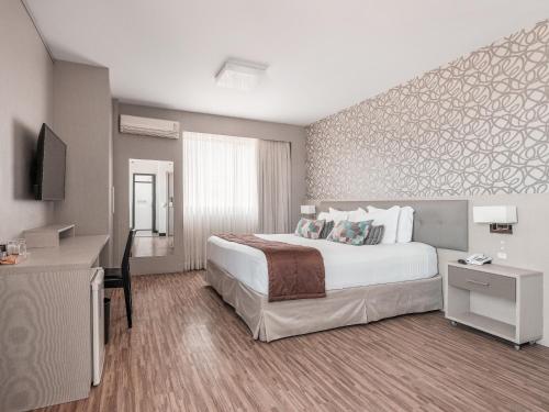 เตียงในห้องที่ Faial Prime Suítes