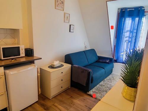 Cozy studio with a view of the Eiffel Tower
